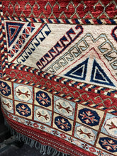 Load image into Gallery viewer, 6x9 Traditional Rug – Elegant Designs | Roy&#39;s Rugs